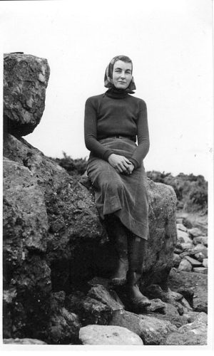 Jacquetta Hawkes, en la escavación de Harristown Passage Tomb, County Waterford, Irlanda, que ella dirigía en 1939. Fotógrafo desconocida.